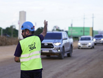Tombamento de carreta com combustíveis interdita BR364 em Candeias