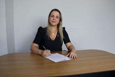 Deputada Cláudia de Jesus cobra cumprimento de lei sobre equipes multiprofissionais nas escolas