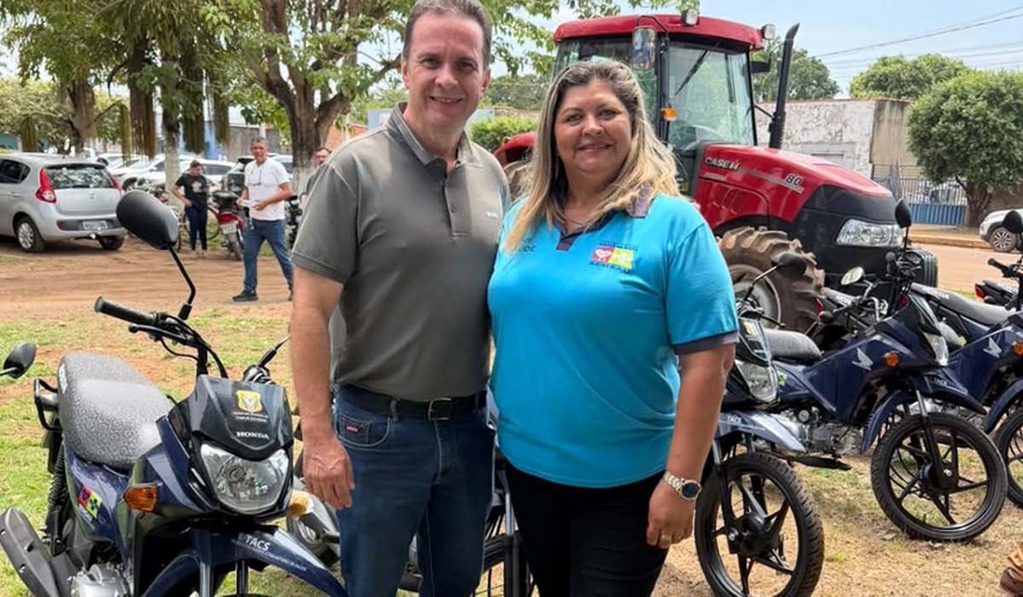 Dr. Luís e uma agente de saúde com as motos entregues em Itapuã.