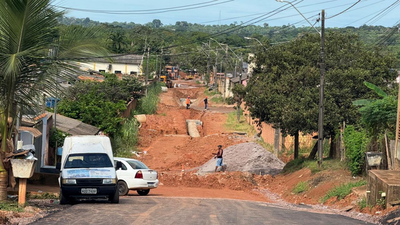 Obras de drenagem e pavimentacao na Rua Amsterda em Novo Horizonte