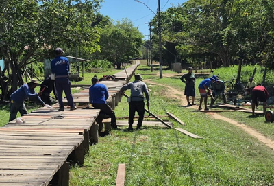 Comunidade de Nazaré constrói passarela de madeira com apoio da Prefeitura