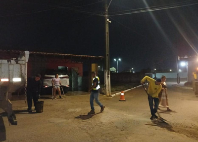 Vereadora acompanhando obras de recapeamento no Programa de Arrendamento Residencial