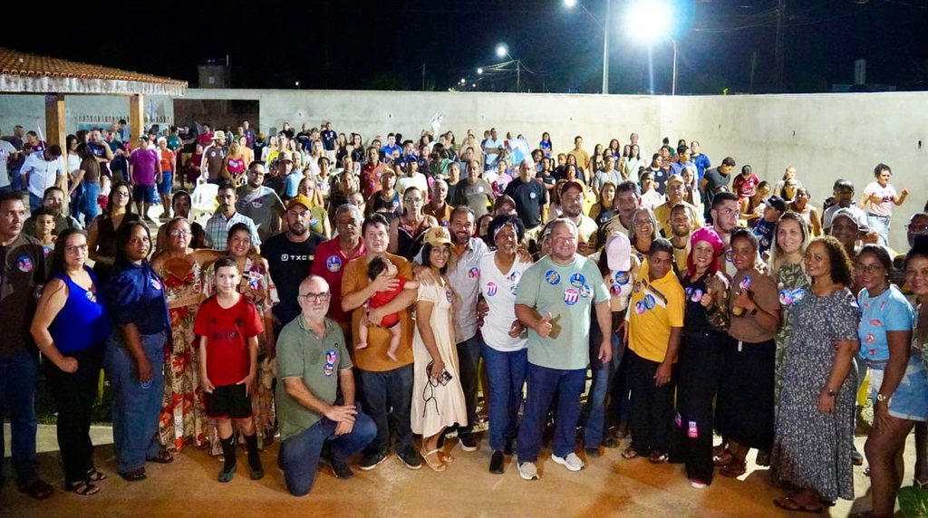 Reunião da comunidade com Laerte Gomes e o prefeito Nei Martins em Itapuã do Oeste.