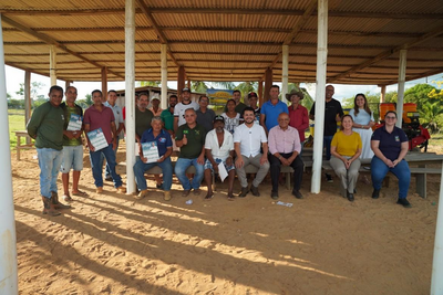 Pastor Evanildo e Marcelo Cruz entregam implementos em Rondonia