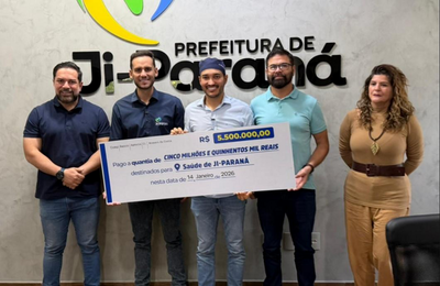 Deputado entrega cheque de 55 milhões ao prefeito de Ji-Paraná para saúde