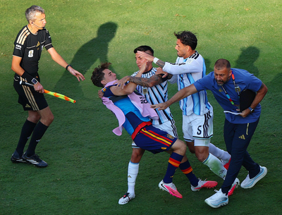 Fifa abre processos contra Argentina por faixa sobre Malvinas e agressões