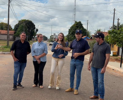 Gislaine Lebrinha acompanha obra de calçadas em Seringueiras
