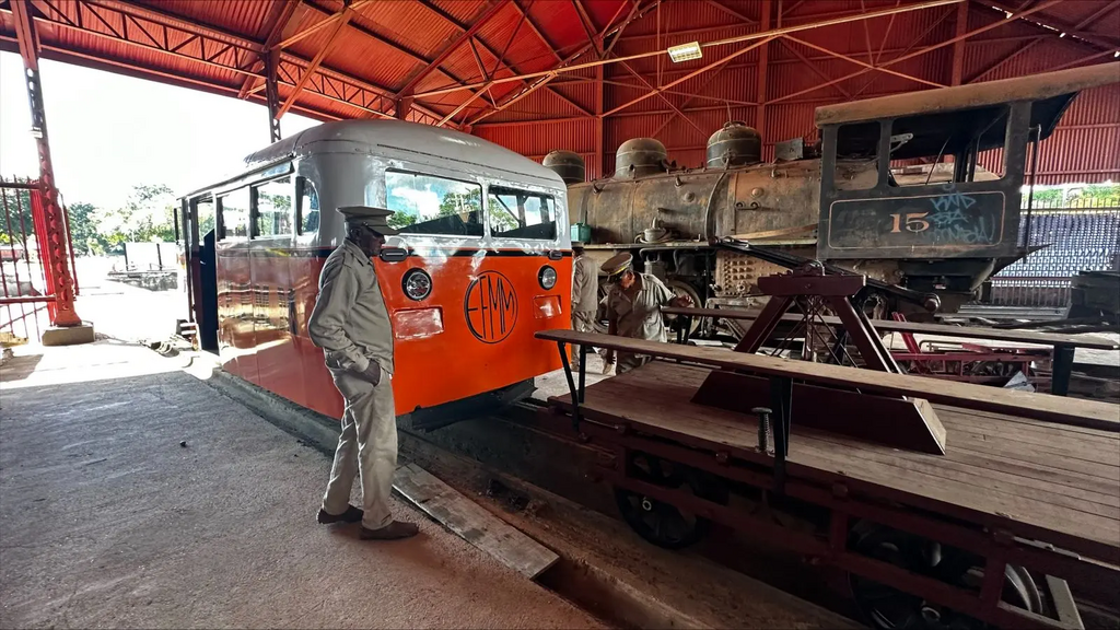 Locomotiva 18 'Barão do Rio Branco' em Porto Velho, restaurada para passeios turísticos.
