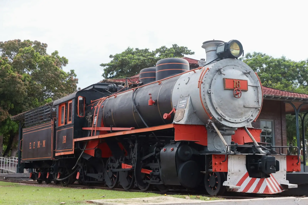 Locomotiva 18 'Barão do Rio Branco' restaurada e pronta para passeios.