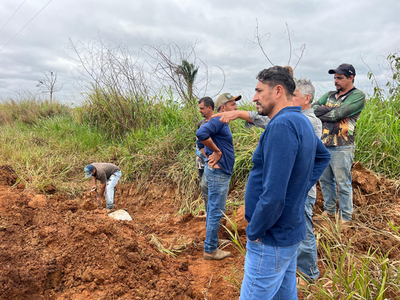 Vereador Márcio Pacele fiscaliza instalação de bueiros em Extrema
