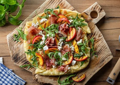 Receita de pizza grelhada com pêssegos queijo de cabra e presunto