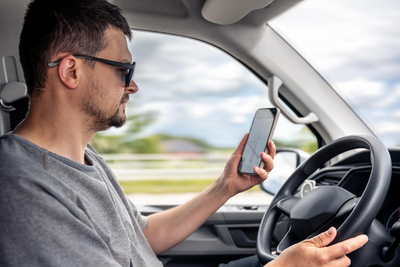 Uso de celular ao volante será tratado como infração grave a partir de 2026