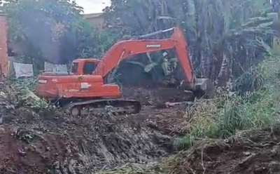 Seinfra limpa canal na Rua Bandonion no bairro Castanheira