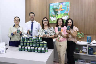 Sicoob Fronteiras entrega cofrinhos para arrecadação de fundos à ASSDACO
