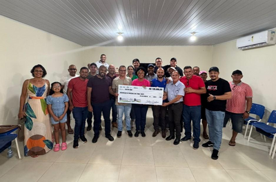 Deputada Sílvia Cristina entrega cheque de R$ 100 mil para comunidade terapêutica em Guajará-Mirim