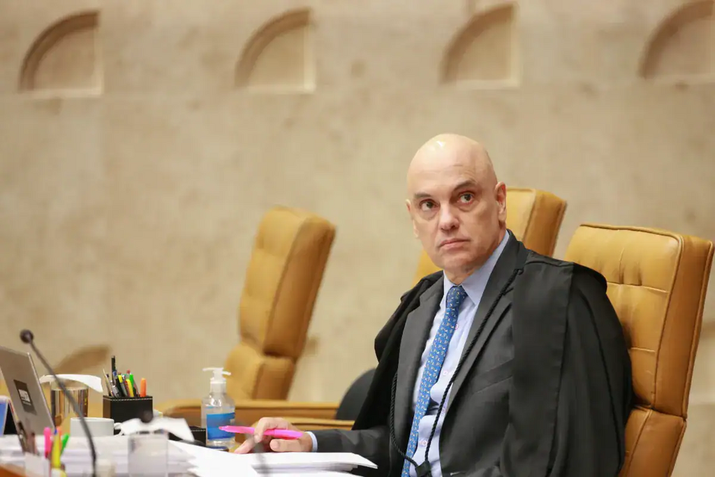 Ministro Moraes durante sessão do STF sobre gastos em educação.